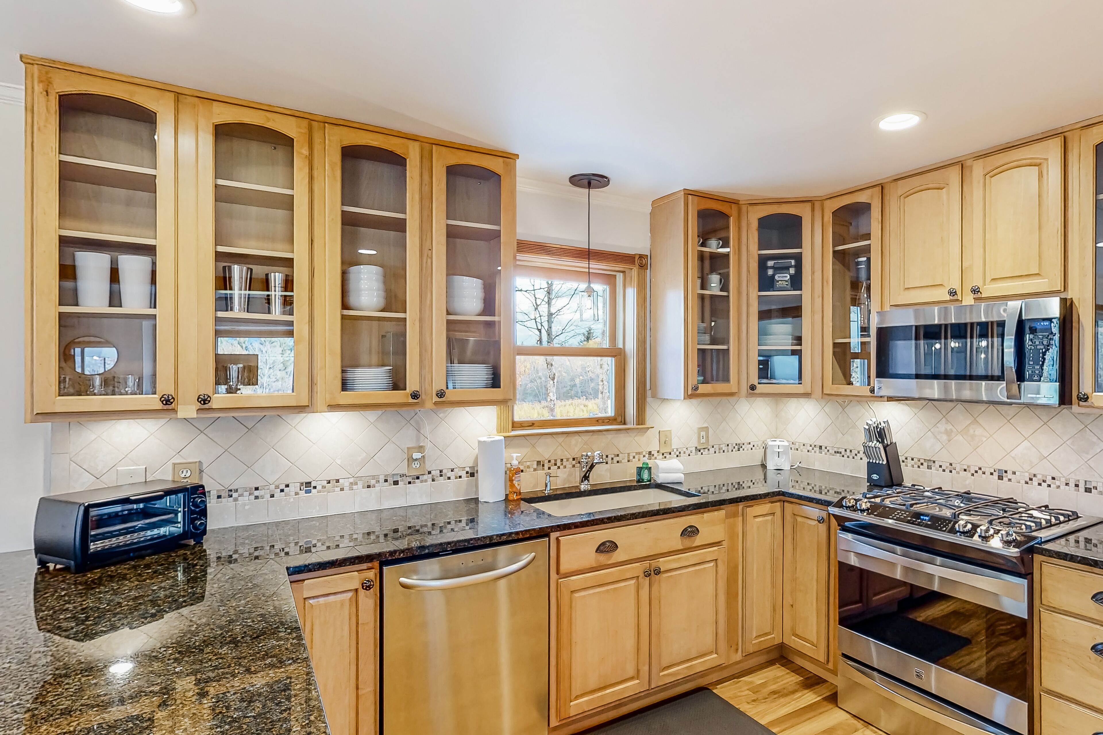 Huge Modern Estate w/ hot tub, mountain views, minutes to Okemo