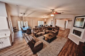 TV connectée, cheminée, jeux vidéo, baby-foot