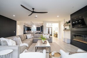 Smart TV, fireplace, stereo