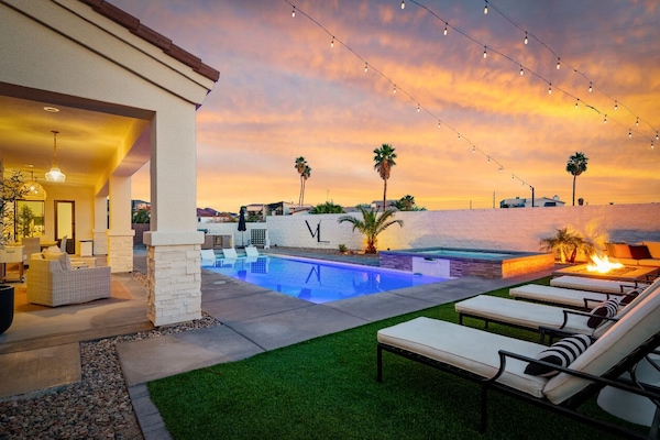 Alberca al aire libre y alberca climatizada