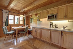 Kühlschrank, Mikrowelle, Herdplatte, Geschirrspüler