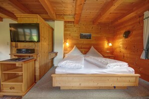 2 عدّة غرف نوم وخدمة الإنترنت وملاءات أسرّة