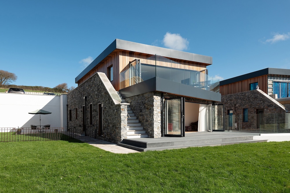 TWO TREZEATH, pet friendly, with a garden in Polzeath