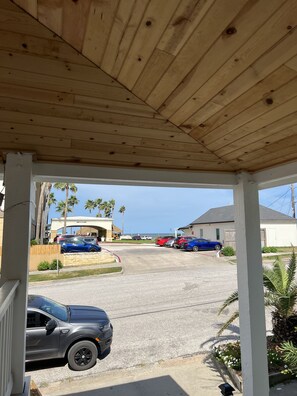 Property grounds - Literally feet away from the beach. Newly remodeled! Perfect for a party of 2-8 (Galveston)