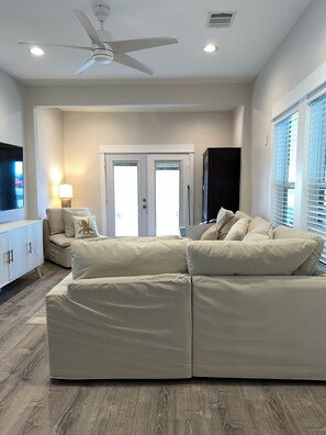 Smart TV - Literally feet away from the beach. Newly remodeled! Perfect for a party of 2-8 (Galveston)