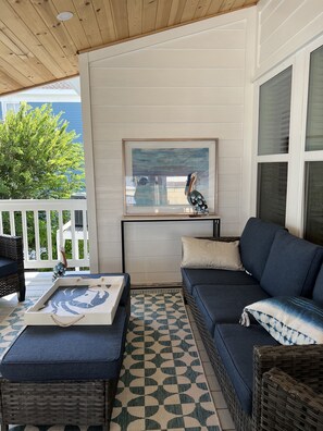 Interior - Literally feet away from the beach. Newly remodeled! Perfect for a party of 2-8 (Galveston)