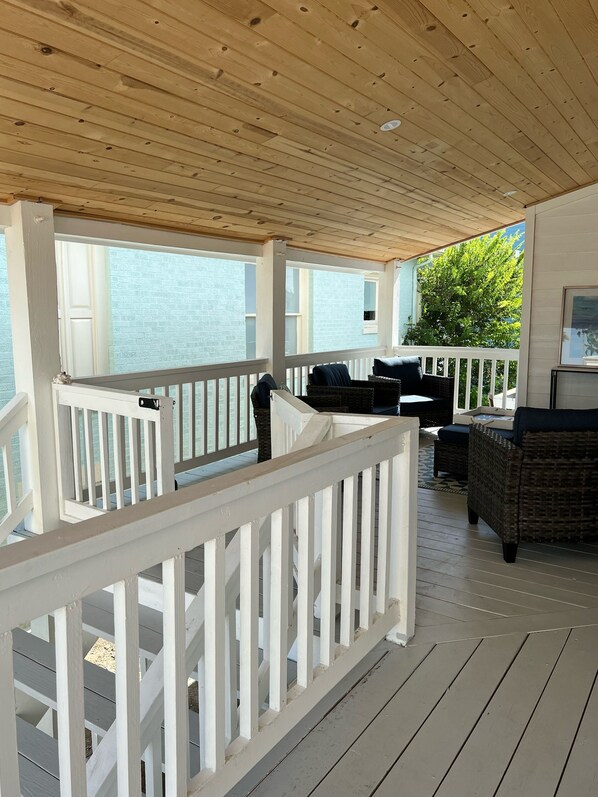 Property grounds - Literally feet away from the beach. Newly remodeled! Perfect for a party of 2-8 (Galveston)