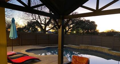 Luxury 4 BR home w/ Pool, Large Game Room, near Seaworld/Six Flags (Cobbl.)
