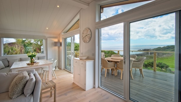 Un intérieur moderne comprenant un coin repas, un canapé et une vue sur l’extérieur.