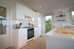 Réfrigérateur, micro-ondes, lave-vaisselle, chaise haute