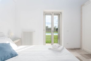 3 habitaciones, tabla de planchar con plancha y cuna de viaje 