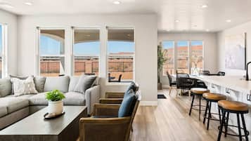 House, 5 Bedrooms | Living area | Smart TV, streaming services