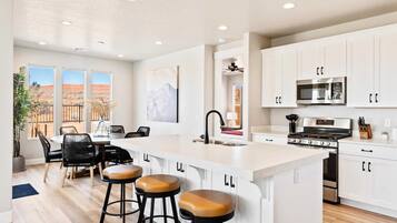 House, 5 Bedrooms | Private kitchen | Coffee/tea maker, fridge, oven, toaster