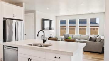 House, 5 Bedrooms | Private kitchen