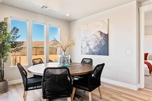 House, 5 Bedrooms | In-room dining