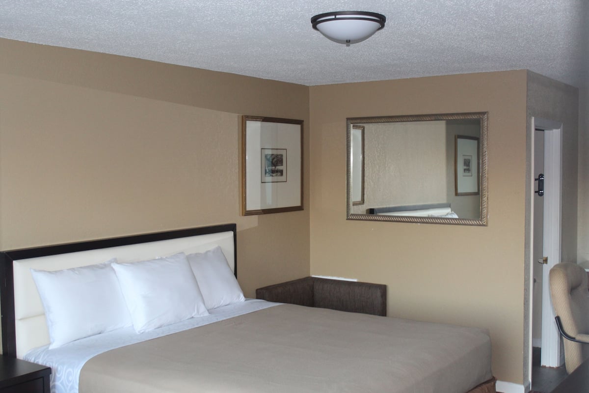 Iron/ironing board, free WiFi, bed sheets