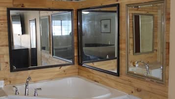 Tabla de planchar con plancha, wifi gratis y ropa de cama