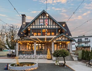 Exterior - Historical Tudor House—5 mins walk to Downtown core of Chilliwack, pet friendly! (Chilliwack)
