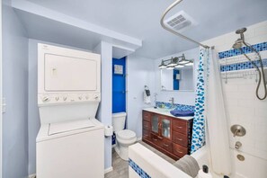 Hair dryer, towels, soap, shampoo - The Lux in Lakewood. Minutes from Red Rocks. Hikes (Lakewood)