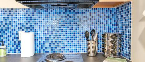 Kylskåp, mikrovågsugn, diskmaskin och kaffe- och tebryggare