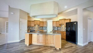 Fridge, microwave, oven, stovetop - Mapleway Manor, Indoor Pool, Jacuzzi, Sauna & Theatre Room (Selah)
