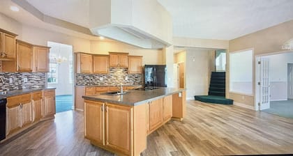 Mapleway Manor, Indoor Pool, Jacuzzi, Sauna & Theatre Room