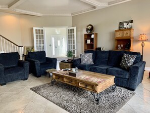 TV - Mapleway Manor, Indoor Pool, Jacuzzi, Sauna & Theatre Room (Selah)