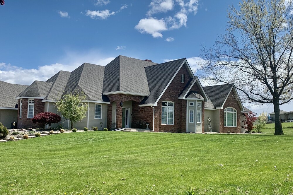 Mapleway Manor, a Del Prado Estate w/ Indoor Pool, Jacuzzi, Sauna & Theatre Room