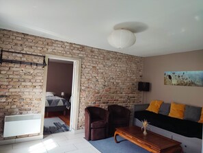 1 chambre, bureau, fer et planche à repasser, lit parapluie