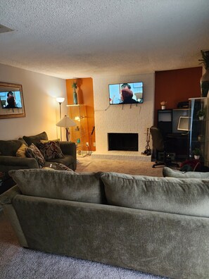 Smart TV, fireplace, DVD player - Interstate access close to downtown & Truist Park (Sandy Springs)