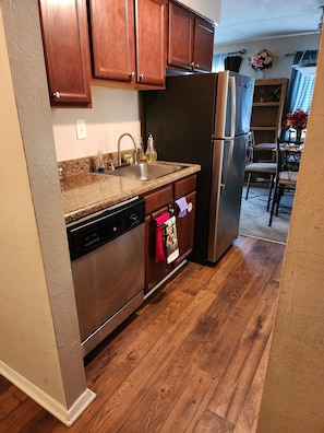 Fridge, microwave, oven, stovetop - Interstate access close to downtown & Truist Park (Sandy Springs)