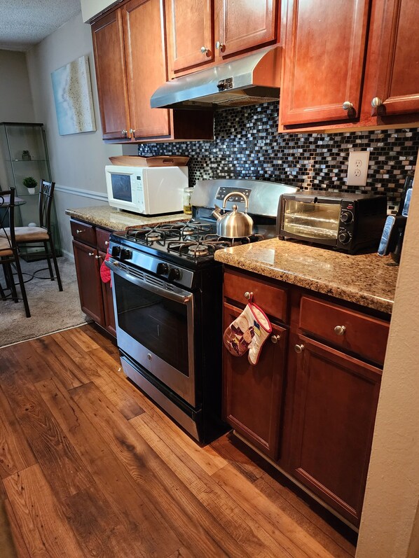 Fridge, microwave, oven, stovetop - Interstate access close to downtown & Truist Park (Sandy Springs)
