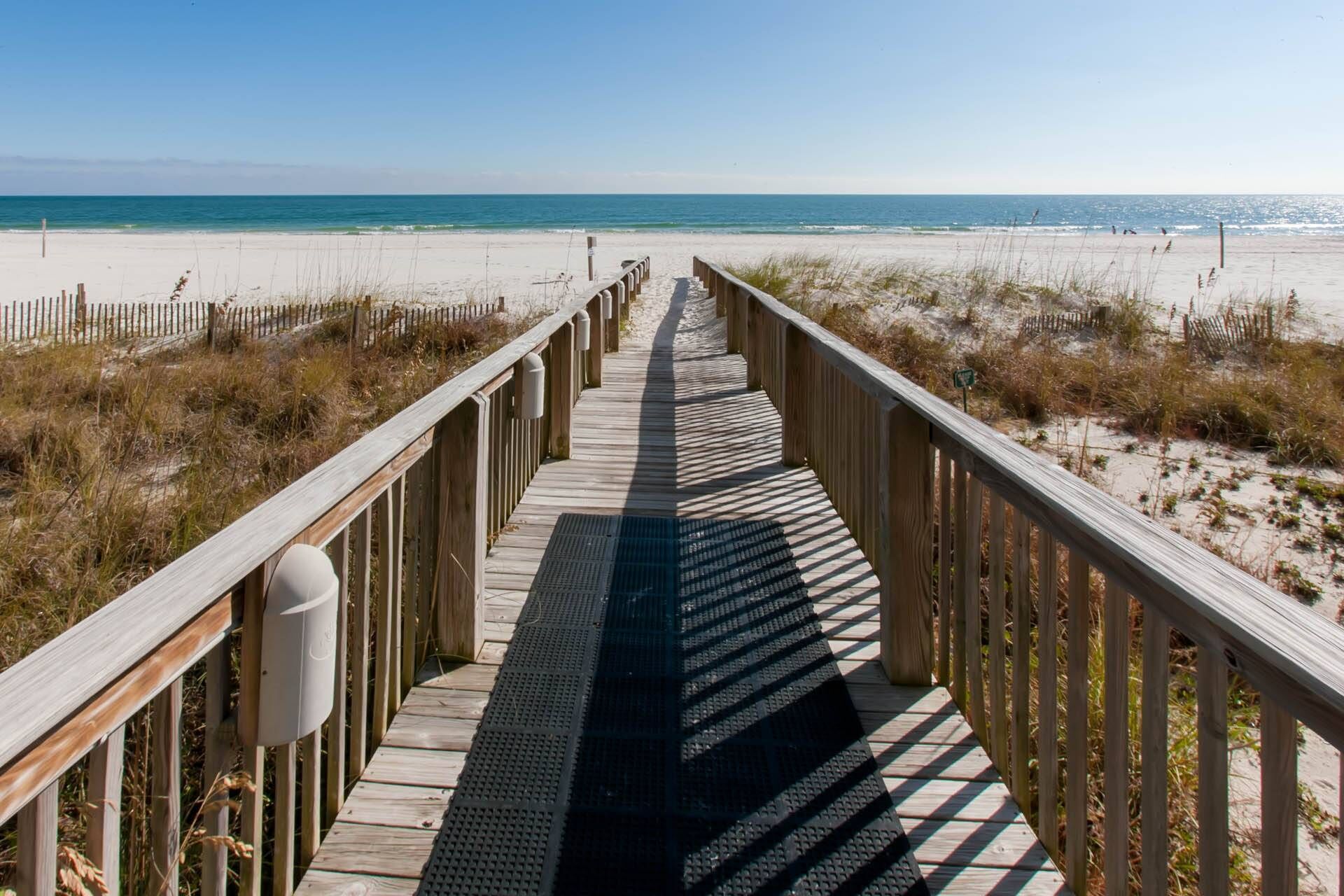 Am Strand, Windsurfen, Kajakfahren, Motorbootfahrt