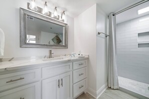 Combined shower/tub, towels, shampoo