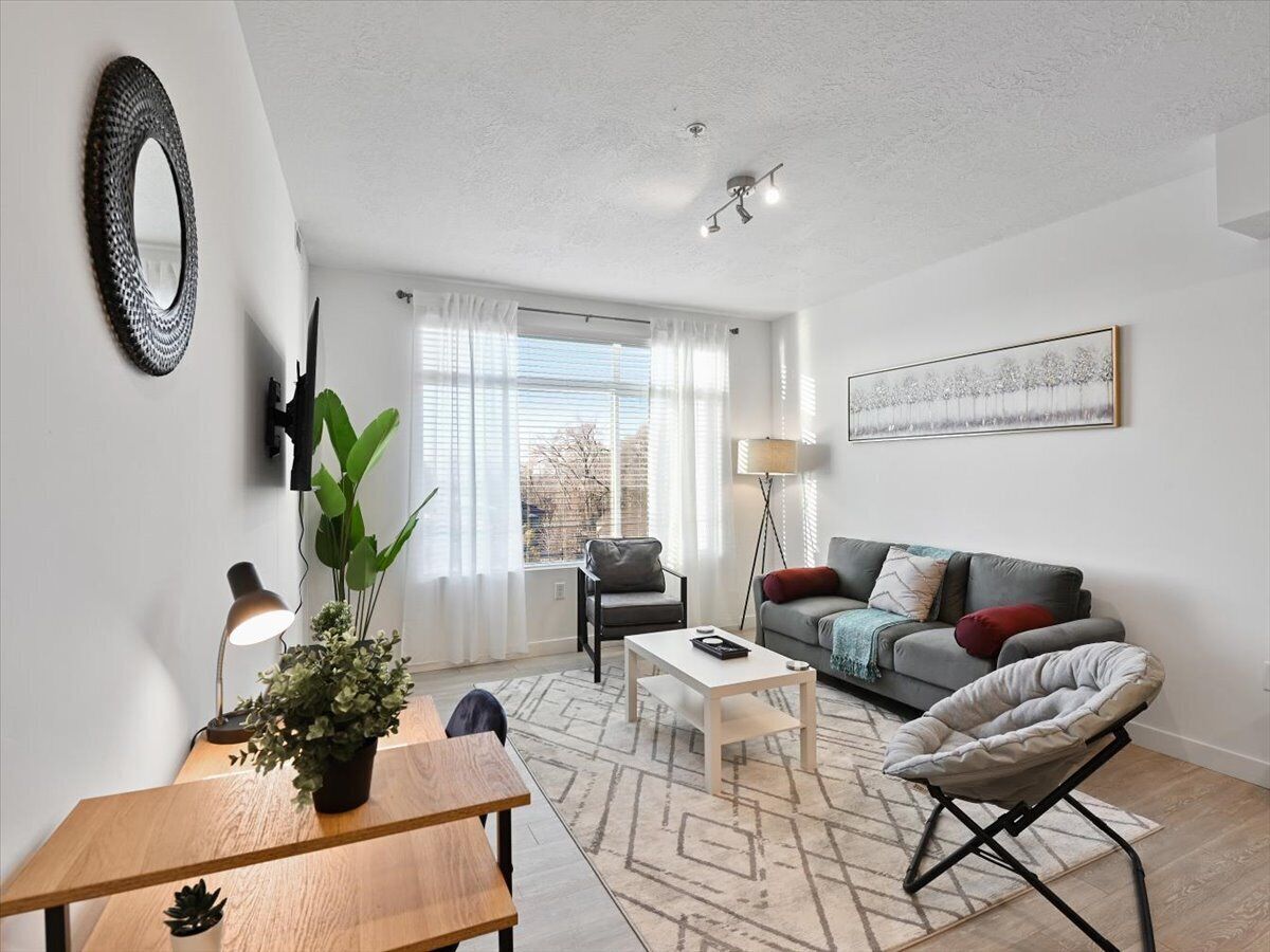 Amazing modern. Entire 1 bedroom with pool/ hot tub