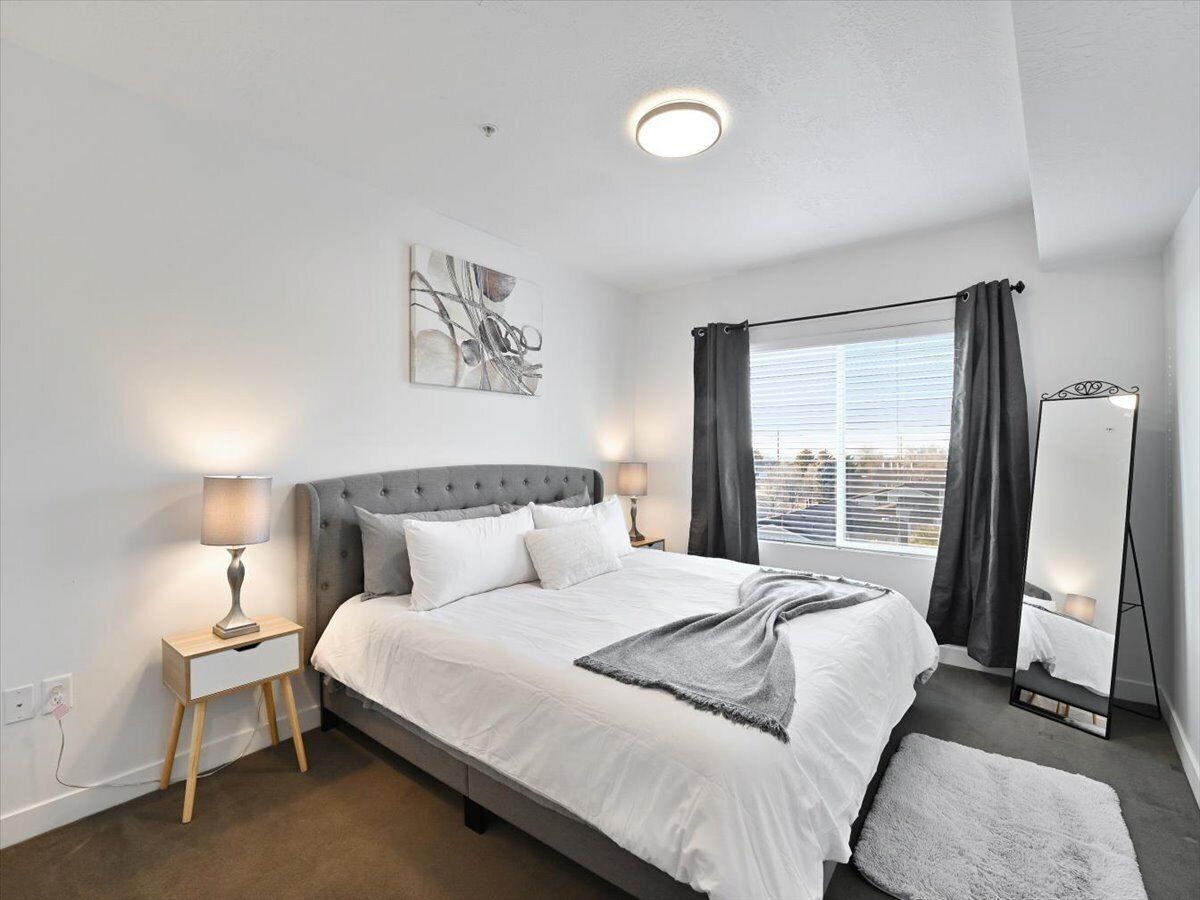 Amazing modern. Entire 1 bedroom with pool/ hot tub