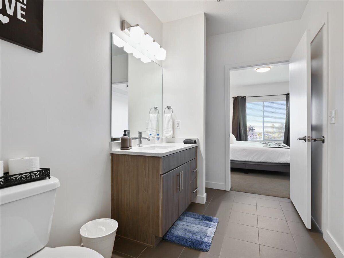 Amazing modern. Entire 1 bedroom with pool/ hot tub