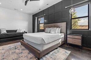 5 soverom, skrivebord, strykejern/-brett og reiseseng for barn