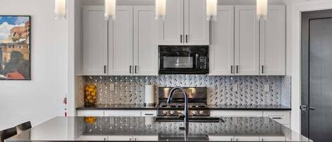 雪櫃、微波爐、焗爐、爐具