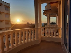 Un balcon doté d’une balustrade, d’où l’on peut admirer le coucher du soleil.