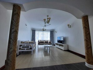 Appartement Confort | Aire de séjour | Téléviseur connecté de 24 po avec télévision numérique, téléviseur