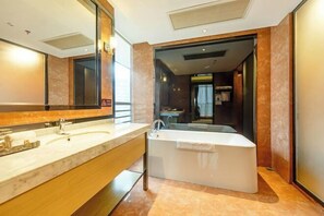 A modern bathroom with a large mirror, a bathtub, and a vanity with a sink. - Da Dong Yu Hotel (Zhongshan)