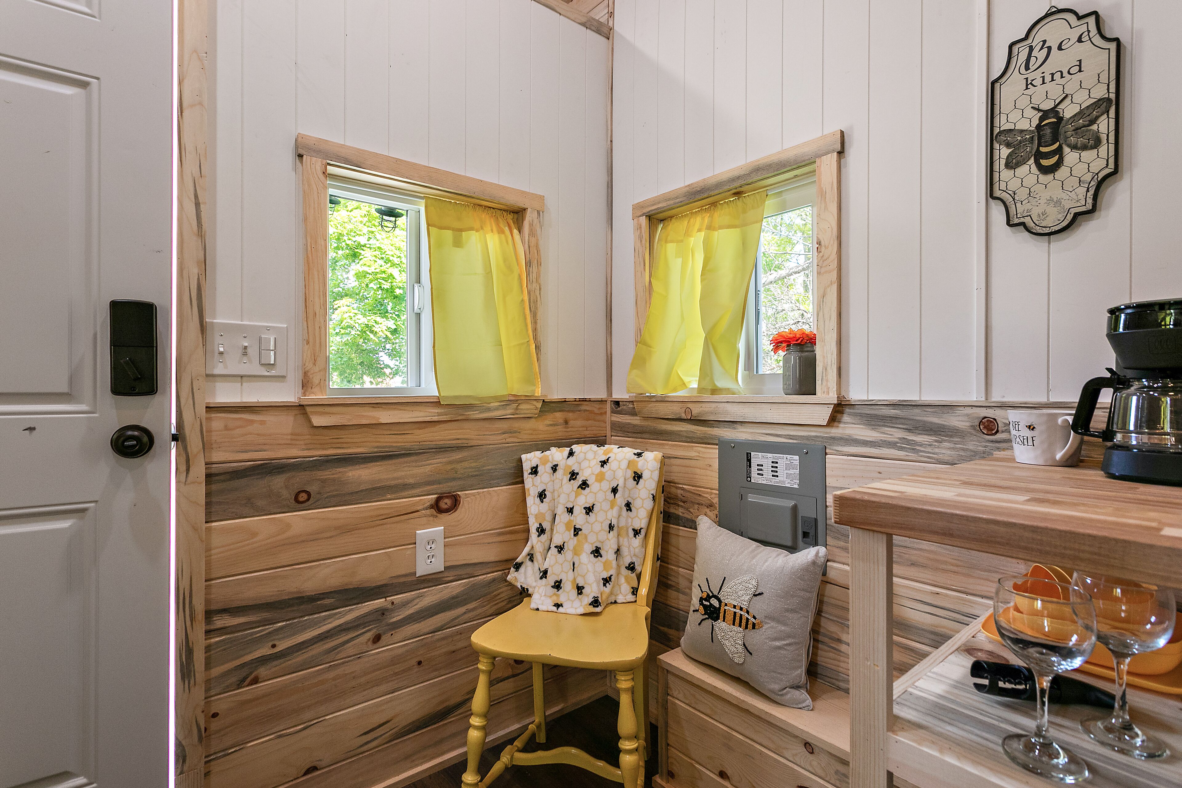  Cozy Tiny House! Small But Mighty ~ Comfy & Gorgeous Location