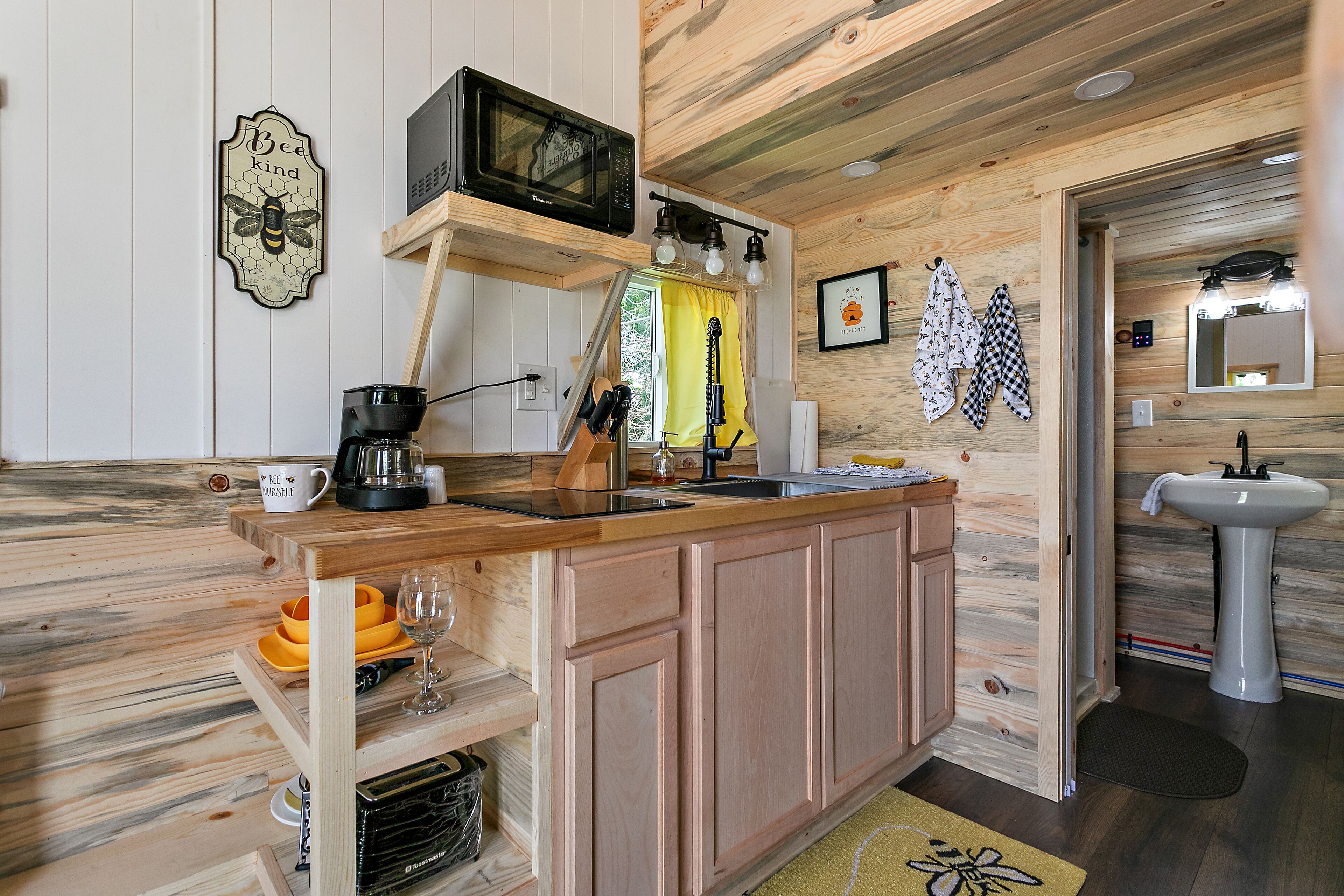  Cozy Tiny House! Small But Mighty ~ Comfy & Gorgeous Location