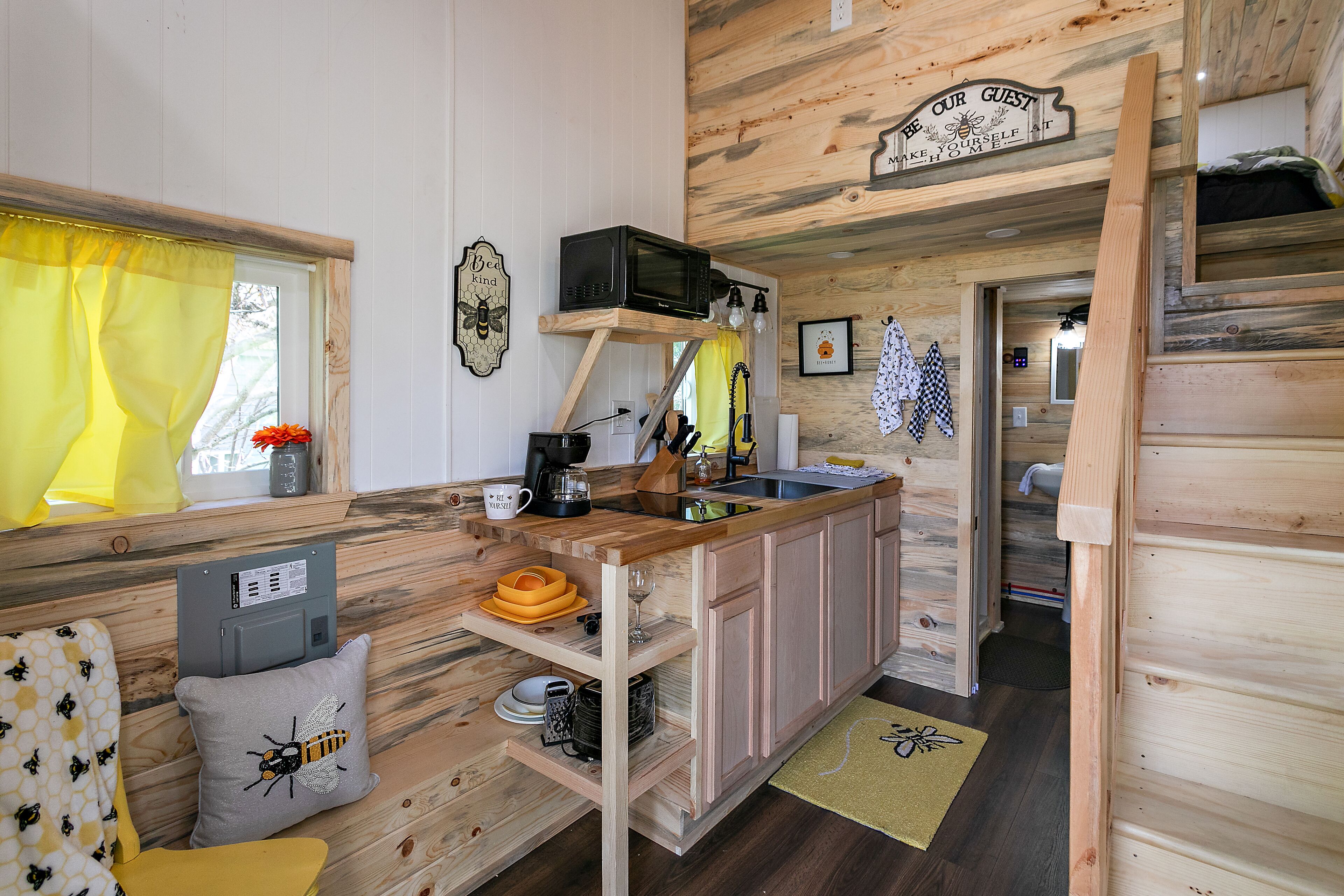 Cozy Tiny House! Small But Mighty ~ Comfy & Gorgeous Location