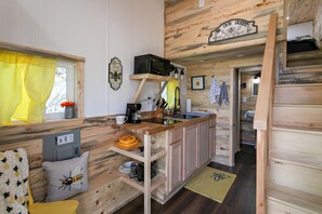 Réfrigérateur, four à micro-ondes, surface de cuisson, cafetière-théière