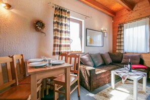 Dining - Quaint Holiday Home in Gleznowo with Parasol (Bobolin)