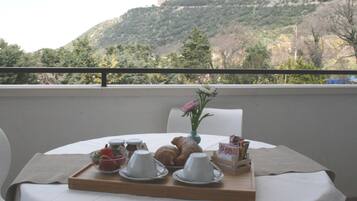 Standard Room | In-room dining