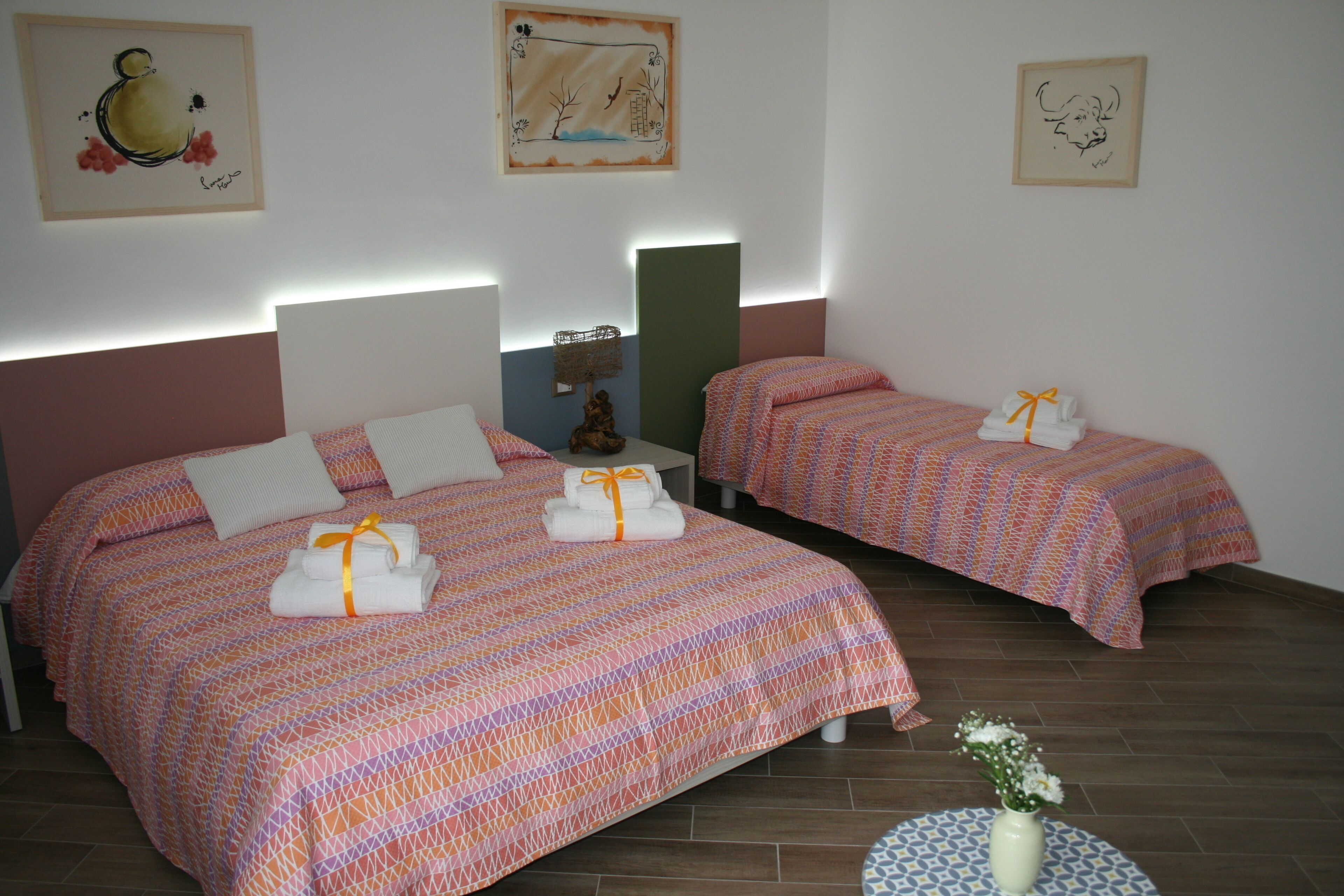 Luxe beddengoed, individueel gemeubileerd, een bureau