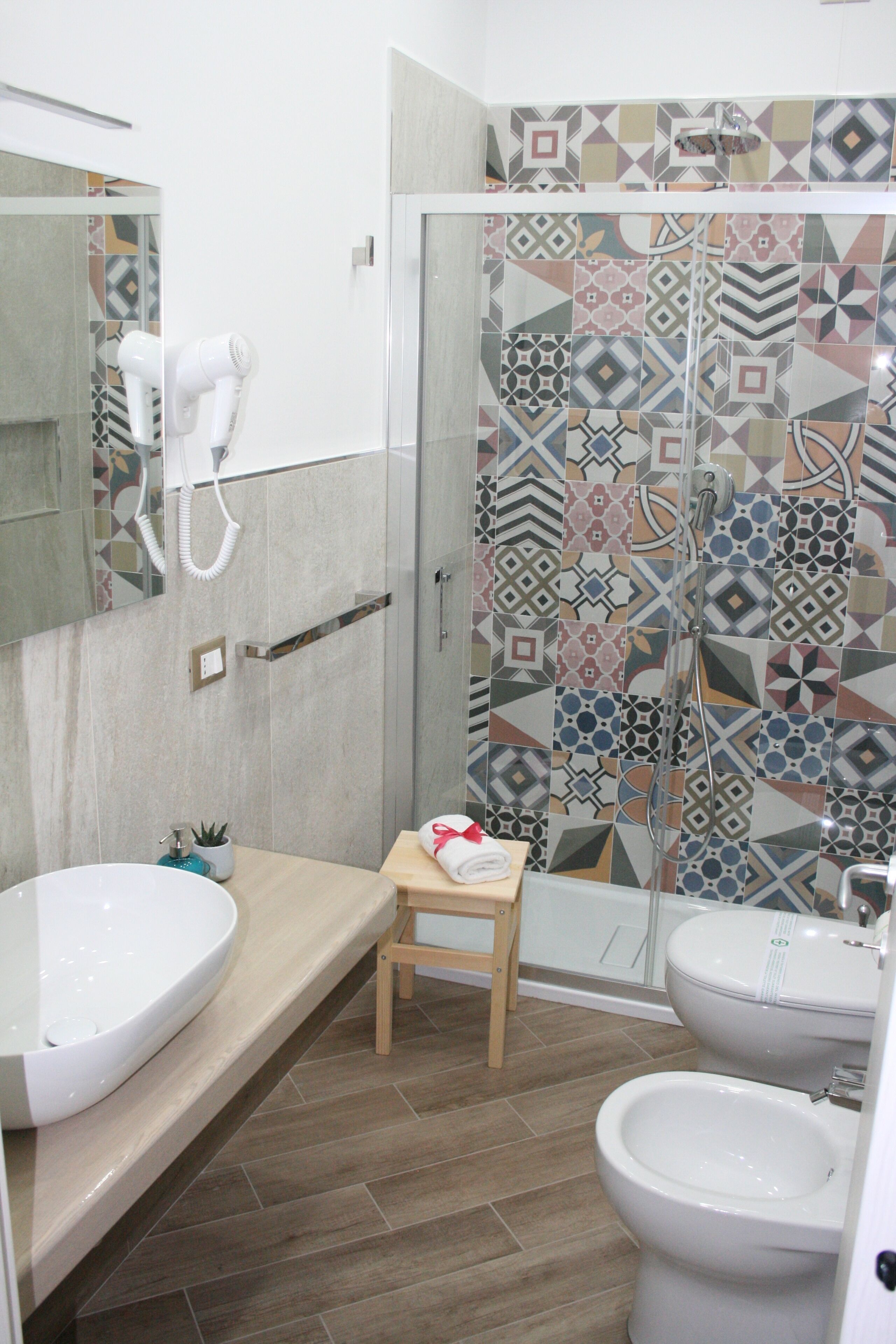 Badkamer | Een douche, een regendouche, gratis toiletartikelen, een haardroger